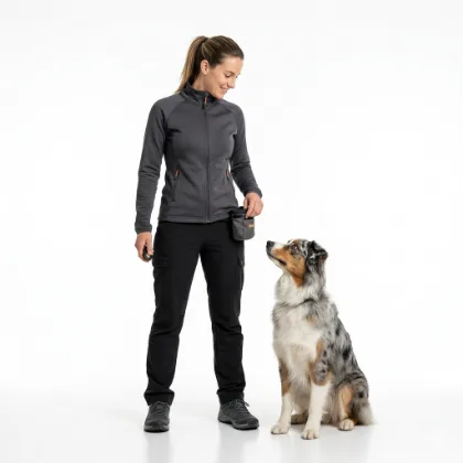 Mujer entrenando a su perro pastor australiano