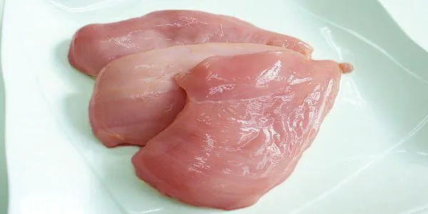 pechugas de pollo sobre un plato