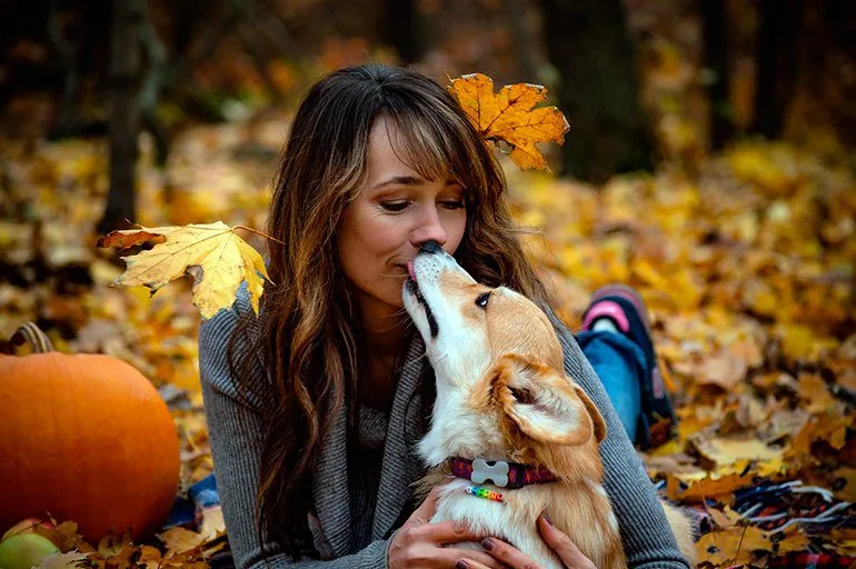 mujer-besando-a-su-perro