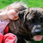 niña abrazando a su perro de terapia