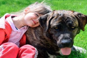 niña abrazando a su perro de terapia
