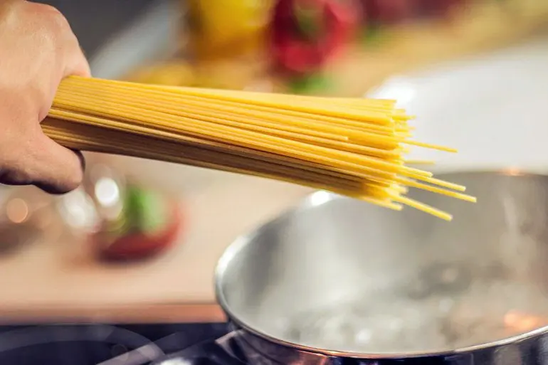 cocinando pasta