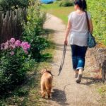 mujer paseando con su perro