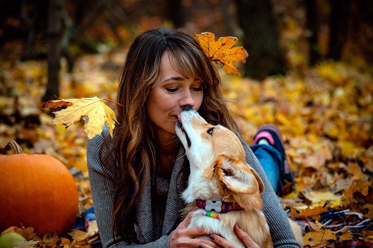 mujer-besando-a-su-perro