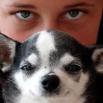 mujer con perro