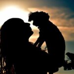 perro en brazos a contraluz