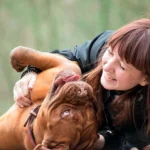 perro jugando con su humana