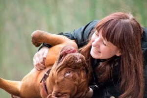 perro jugando con su humana