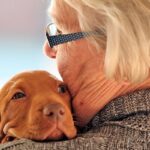 anciana abrazando a su perro