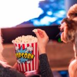 perro comiendo palomitas dde maiz